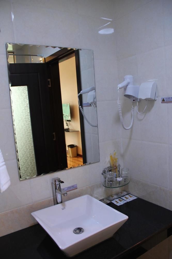 Super 8 Hotel Жинан Екстериор снимка